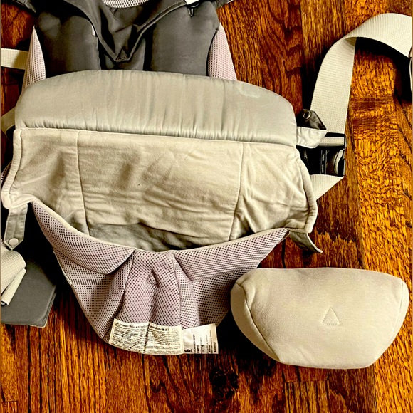 Ergo baby 360 EUC with infant attachments - Picture 2 of 2